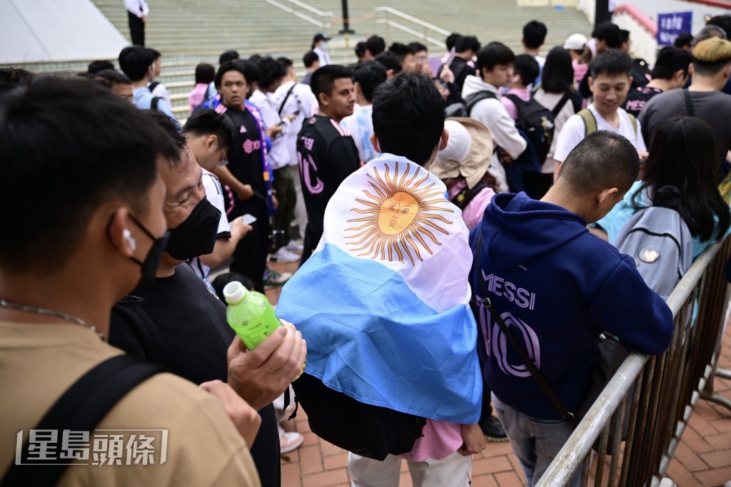有球衣身披阿根廷國旗。陳極彰攝