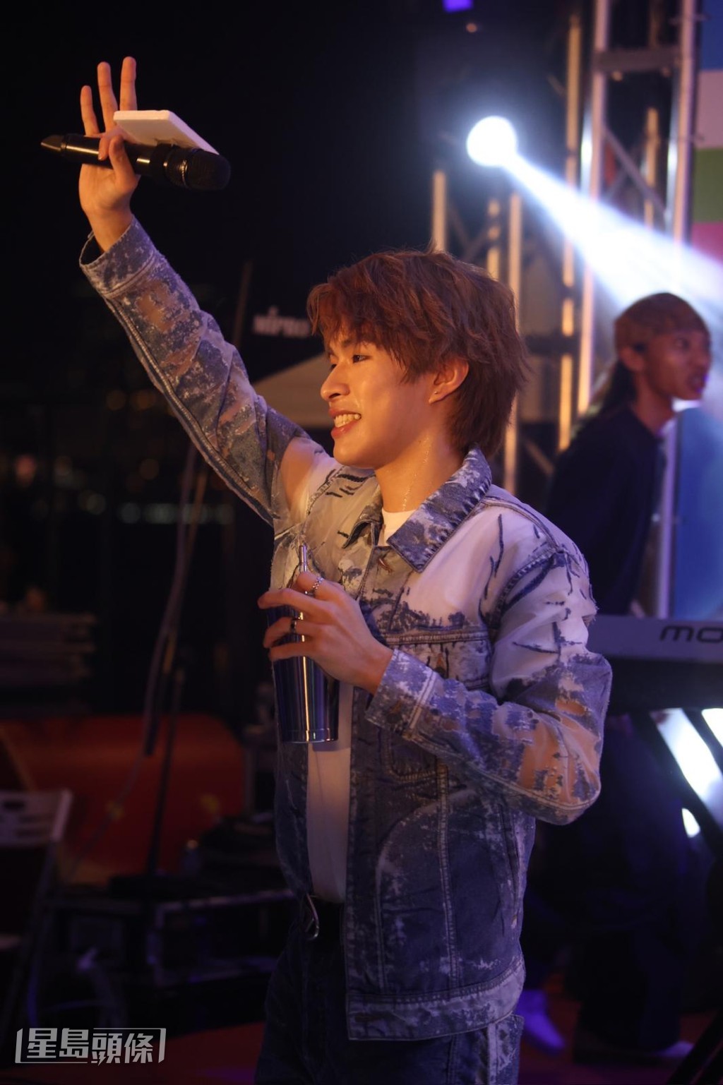 还有表演韩式呼吸哄粉丝。 还有表演韩式呼吸哄粉丝。