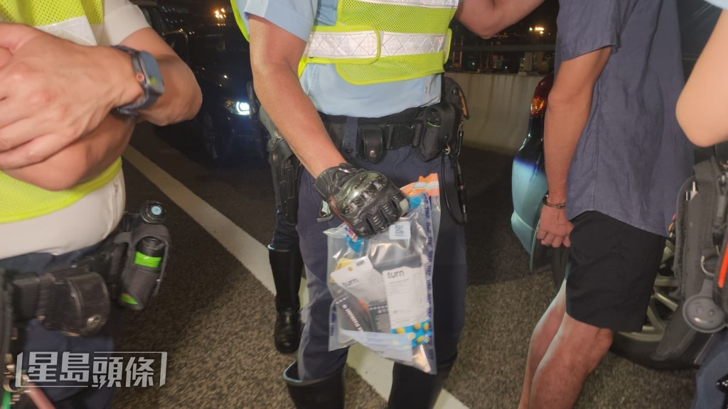 警員在車內檢獲懷疑毒品。黎志偉攝 警員在車內檢獲懷疑毒品。黎志偉攝