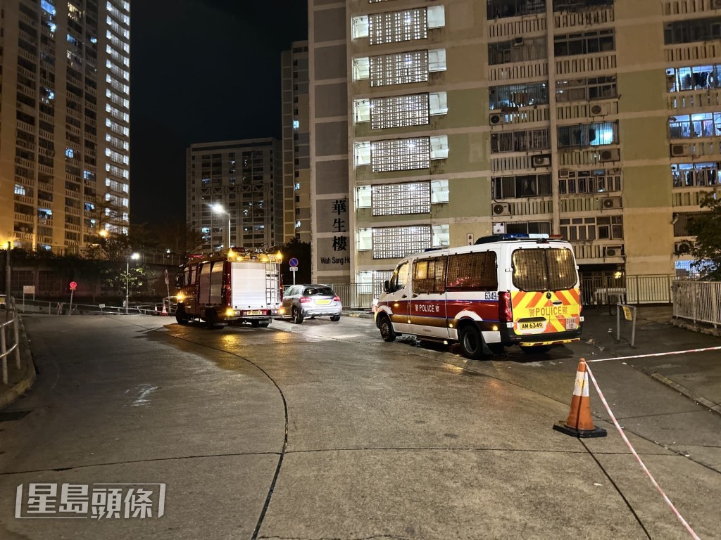 凌晨零時許，警方接獲報案指一名男子在華興樓天台危坐。蔡楚輝攝