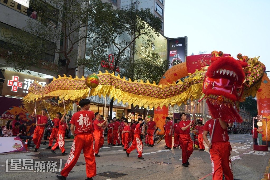 花車巡遊前,有舞龍、舞獅表演。吳艷玲攝 花車巡遊前,有舞龍、舞獅表演。吳艷玲攝