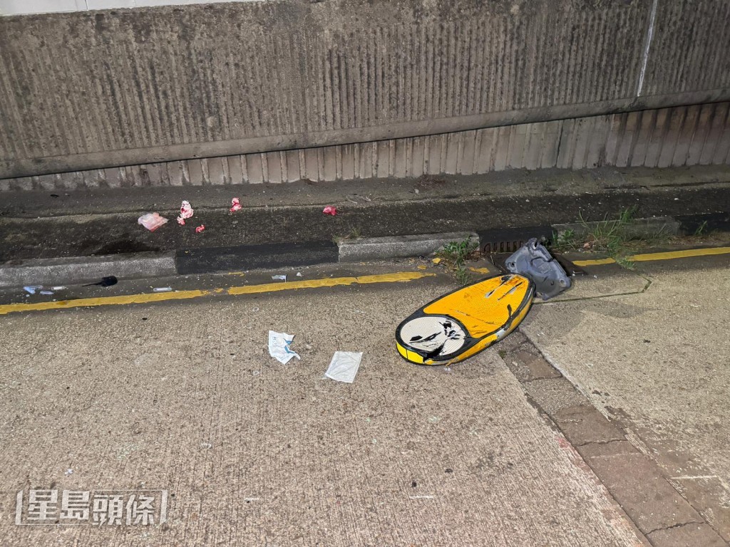 路中心一支交通指示牌亦被攔腰撞爛，歪倒在路旁。黎志偉攝