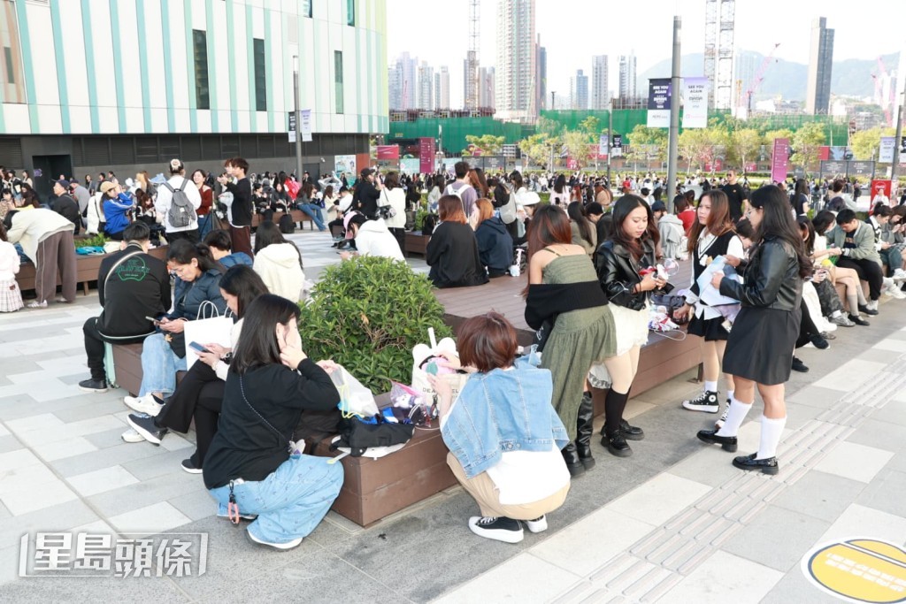 大批粉絲在場館外聚集。 大批粉絲在場館外聚集。