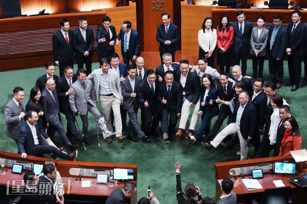 多名議員伸出腳合照，包括有傷在身的陳克勤。據悉圖中大部分議員都是立法會足球隊成員。汪旭峰攝