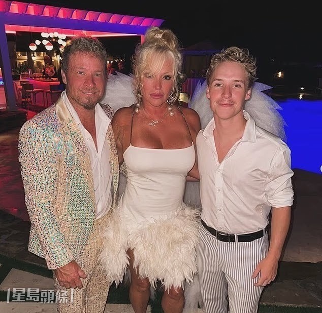 Backstreet Boys成員Brian Littrell（左）的太太Leighanne（中），原本也差點坐上死亡航班。