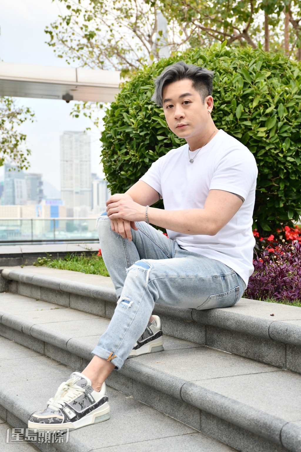 涂家堯很有規律地管理自己的身形、外貌和衣著形象。 涂家堯很有規律地管理自己的身形、外貌和衣著形象。