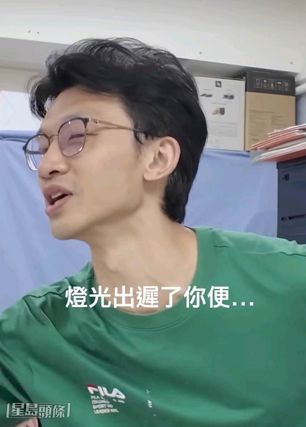 4人圍讀時，互相調侃、插科打諢，散發着一片歡樂氣氛。
