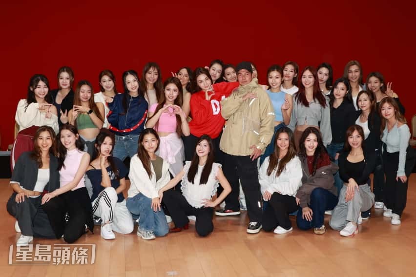 謝天華與30位港姐加女神共舞。 謝天華與30位港姐加女神共舞。