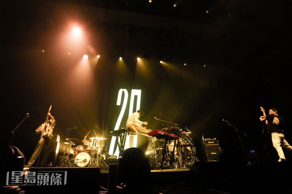 金曲乐团宇宙人以主题《a：回到未来》庆祝成军20周年。（相信音乐提供）