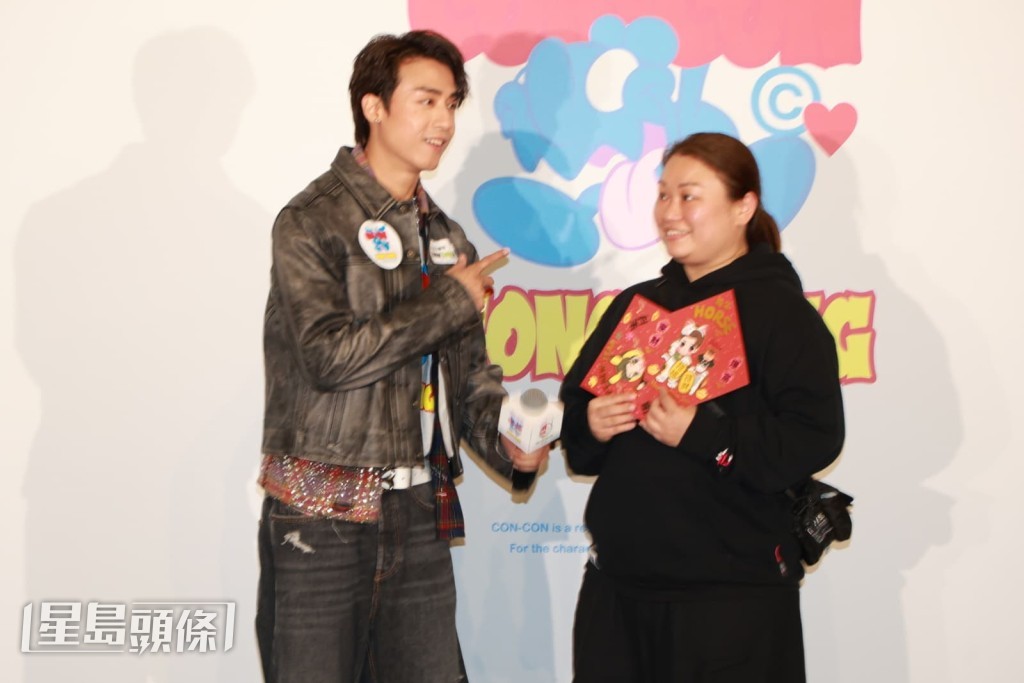 AK與幸運粉絲玩遊戲及合照。 AK與幸運粉絲玩遊戲及合照。