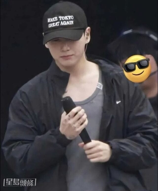Jungkook綵排時頭戴寫上「MAKE TOKYO GREAT AGAIN」的cap帽,惹起爭議。 Jungkook綵排時頭戴寫上「MAKE TOKYO GREAT AGAIN」的cap帽,惹起爭議。