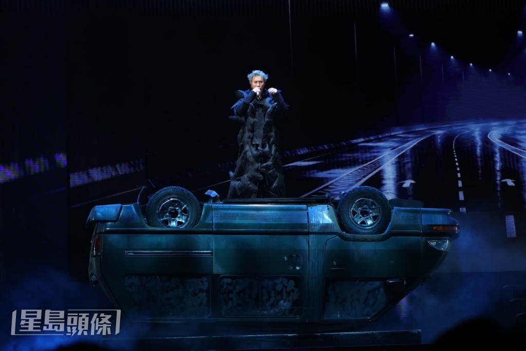 尾聲他們因在車廂中鬧交而撞車,而紅館即變成車禍現場。 尾聲他們因在車廂中鬧交而撞車,而紅館即變成車禍現場。