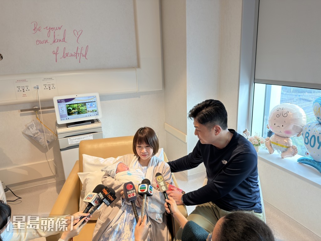 何生何太希望儿子健康成长。梁国峰摄 何生何太希望儿子健康成长。梁国峰摄