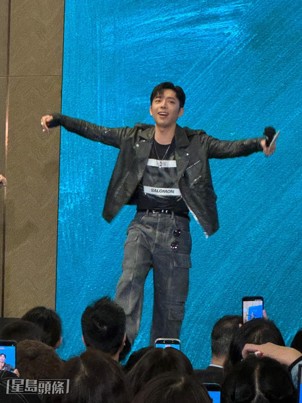 Edan與觀眾一起戶動。 Edan與觀眾一起戶動。