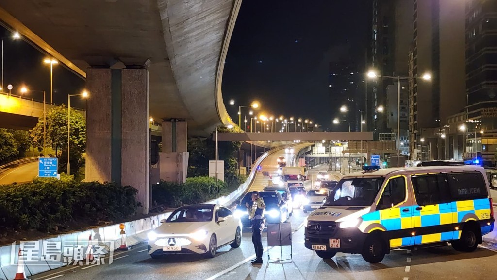 警方首次在西隧口设障查酒驾。黎志伟摄 警方首次在西隧口设障查酒驾。黎志伟摄