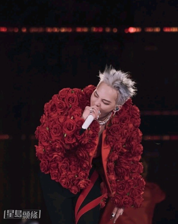 GD於3月底舉行巡演首場時,就曾遲開場達43分鐘。 GD於3月底舉行巡演首場時,就曾遲開場達43分鐘。