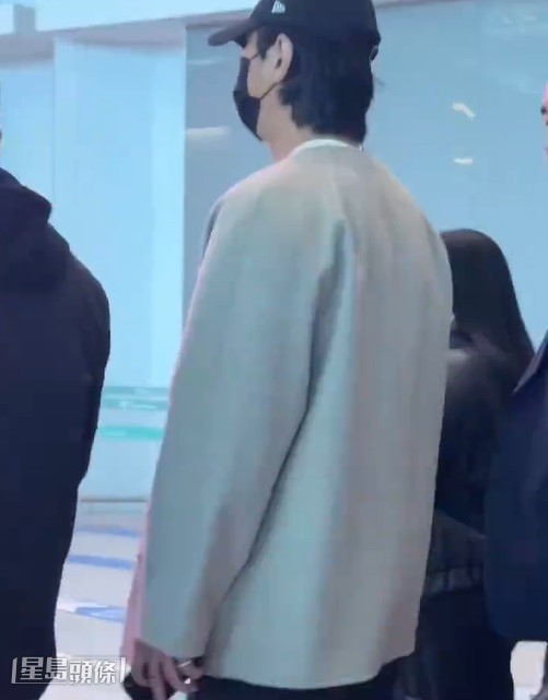 與申敏兒合演《再婚皇后》的朱智勳今早亦現身仁川機場,搭機來港。(微博截圖) 與申敏兒合演《再婚皇后》的朱智勳今早亦現身仁川機場,搭機來港。(微博截圖)