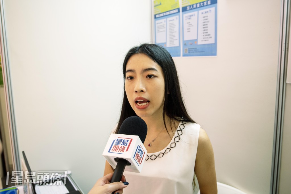物业管理公司人力资源部负责人吴小姐指公司对30至50岁员工需求最大。欧乐年摄