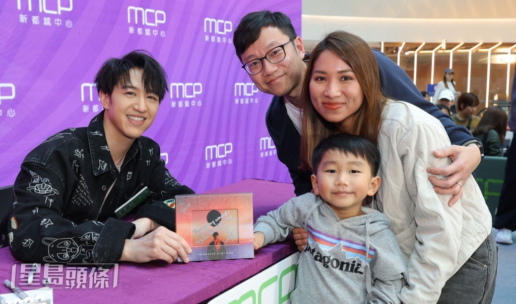 Jay Fung舉行了簽名會，耐心為每一位粉絲簽名、寫上名字與祝福。