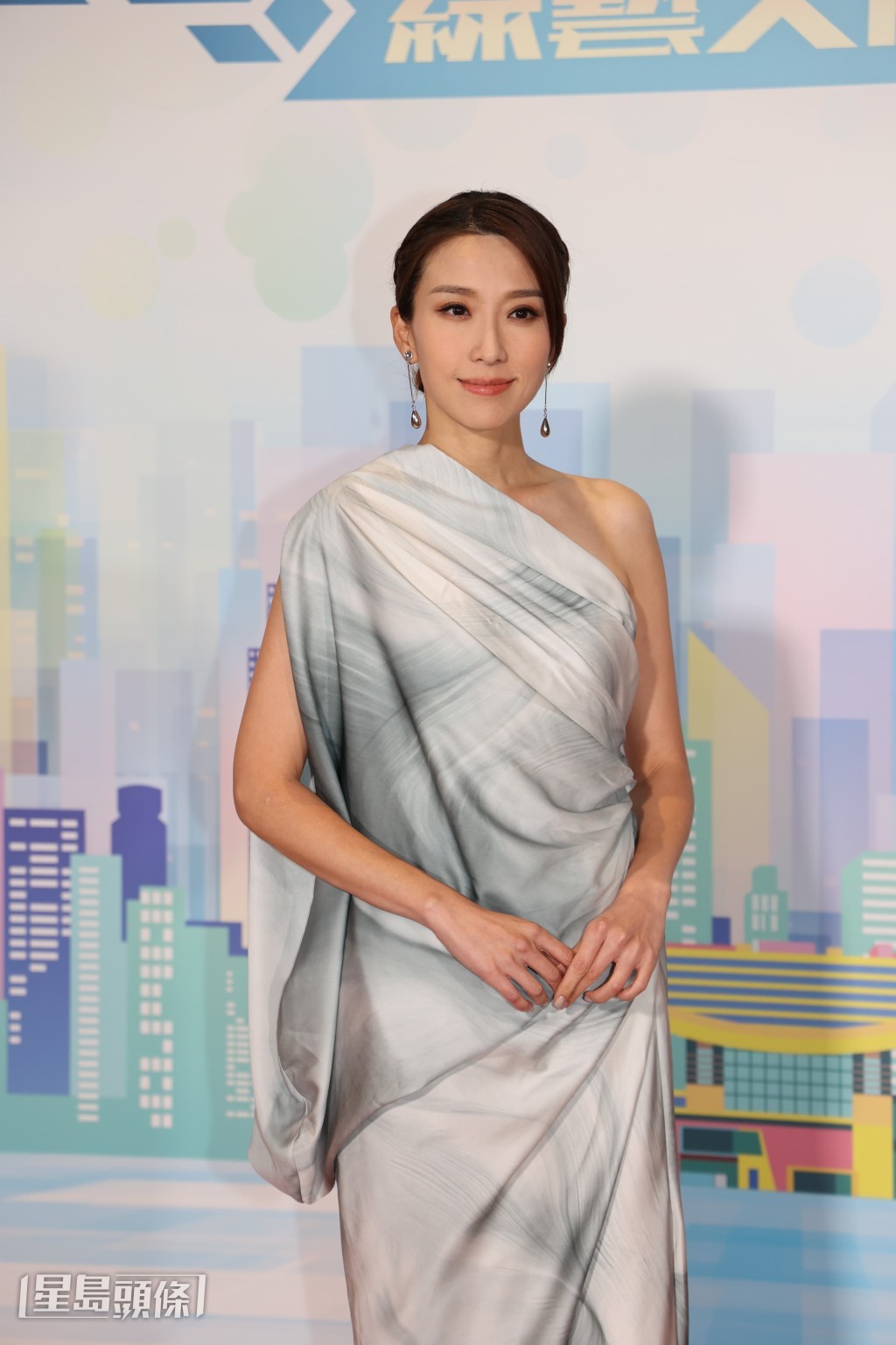 問與徐偉棟拍拖?她甜笑指:「了解吓,他幾好。」 問與徐偉棟拍拖?她甜笑指:「了解吓,他幾好。」