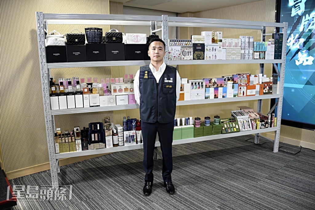 海關展示檢獲的物品。楊偉亨攝