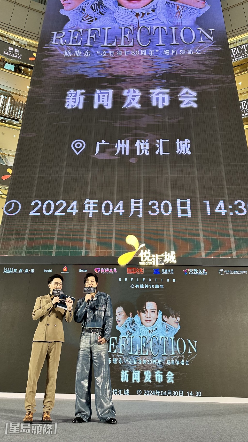 東東在發表會上,穿了藍色牛仔套裝出場。 東東在發表會上,穿了藍色牛仔套裝出場。