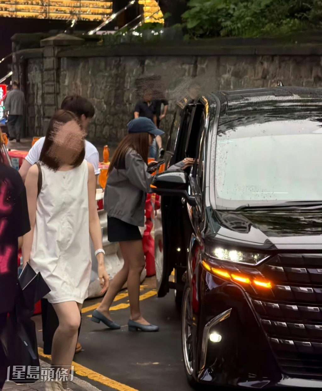 網民從LISA腳上的分趾鞋認出偶像。
