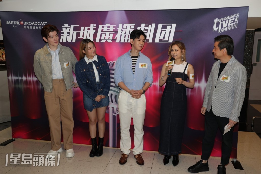 Gin Lee坦言以前錄廣播劇與對手分開錄音，今次大家坐埋一齊錄音，好似電影圍讀一樣。
