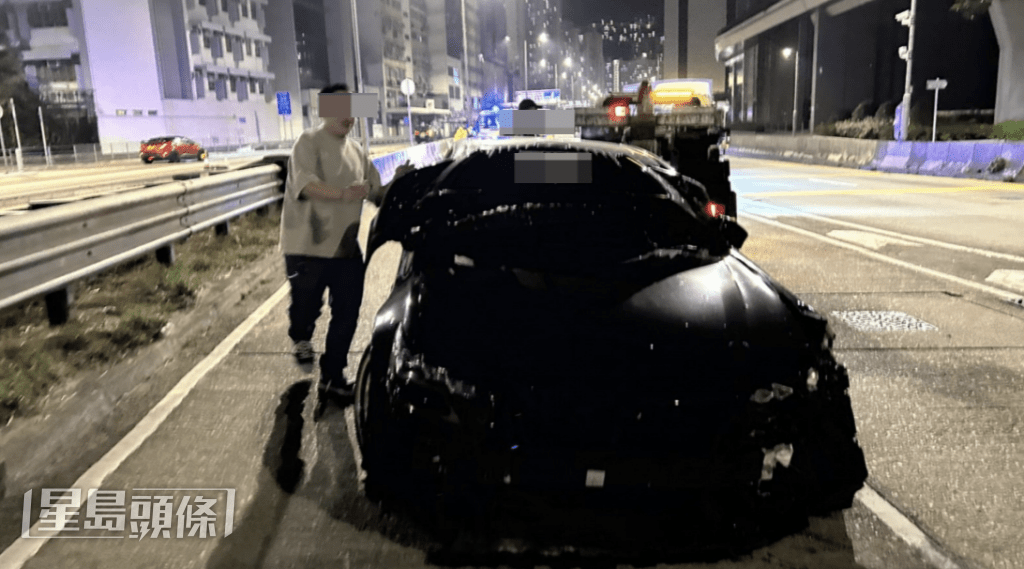 肇事司機和友人（啡衫）在現場善後。蔡楚輝攝