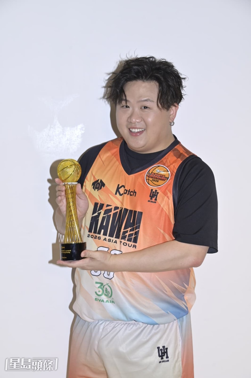 肥仔有份演出的電視劇《日落下的彩虹》中,因他加入了扯底褲的小動作,被網民大讚夠寫實。 肥仔有份演出的電視劇《日落下的彩虹》中,因他加入了扯底褲的小動作,被網民大讚夠寫實。