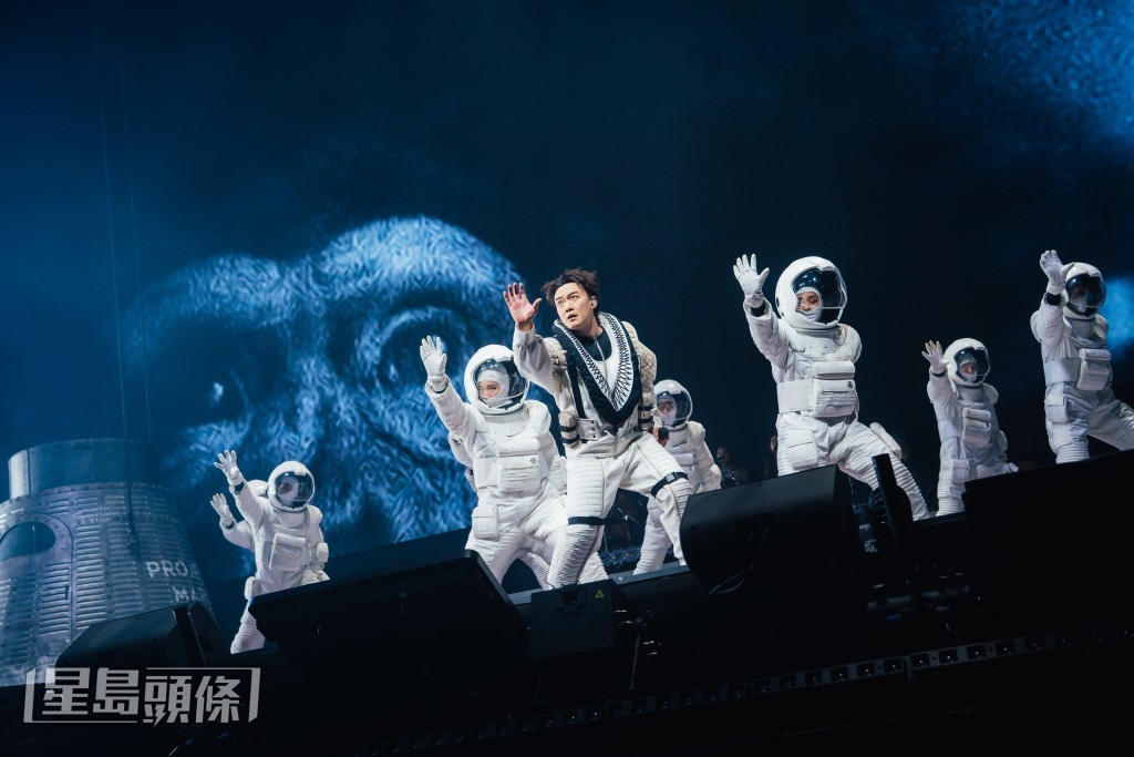 自 2022 年 12 月開始,Eason 世巡已於全球超過 30 個城市完成了超過 160 場 演出。 自 2022 年 12 月開始,Eason 世巡已於全球超過 30 個城市完成了超過 160 場 演出。