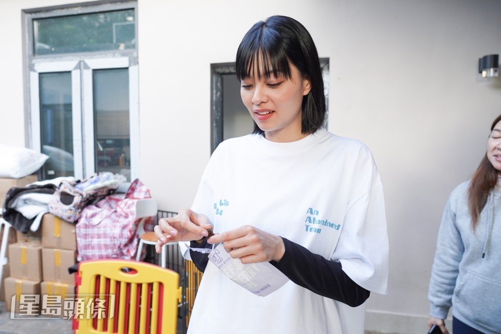 Amy手上拿着的狗糧營養高，人是可以進食。
