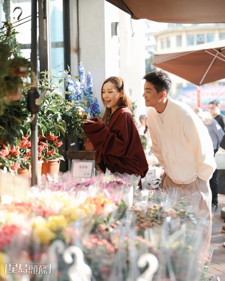 新年将至，李佳芯、黎诺懿相约买花催好运。