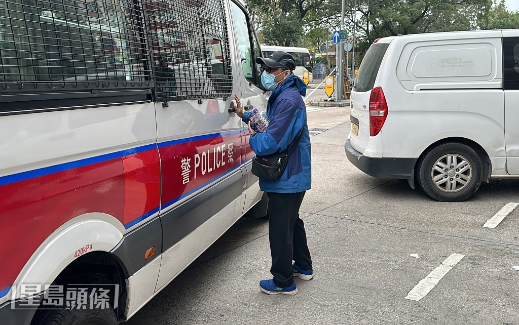 发生凶案之的士司机在场协助调查。梁国峰摄