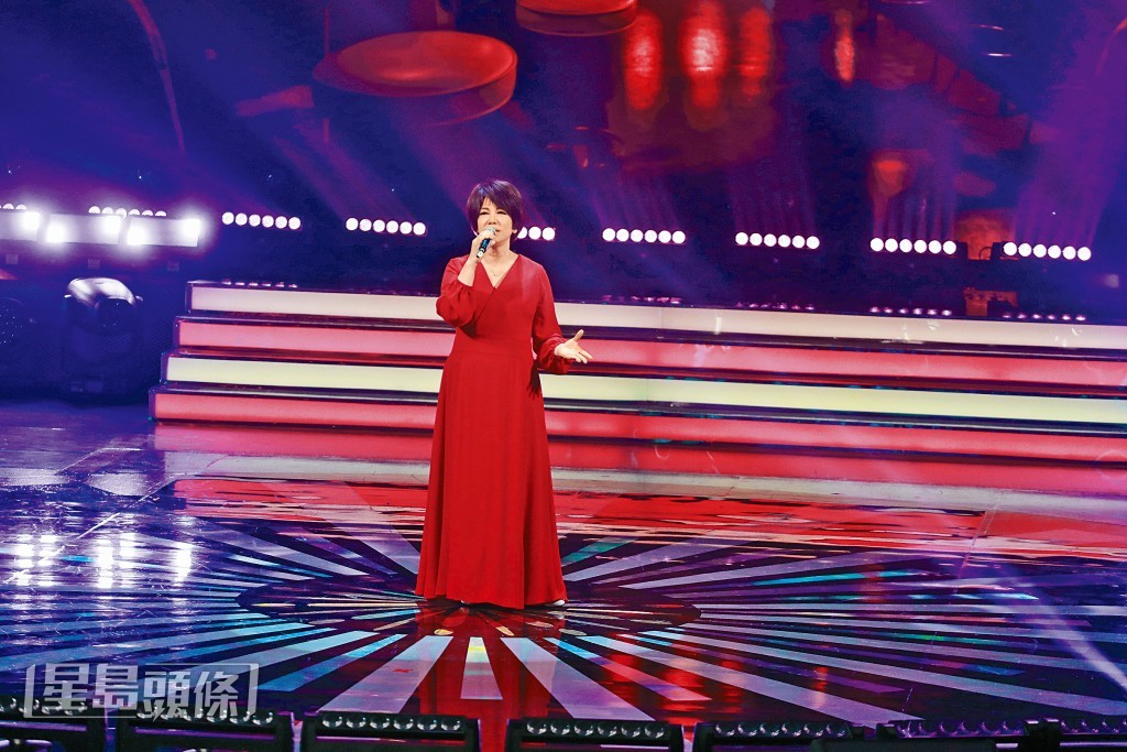 蔡姐早前为《中年好声音2》担任嘉宾时唱了广东版的《你的眼神》，让歌迷观众都欢呼不断。