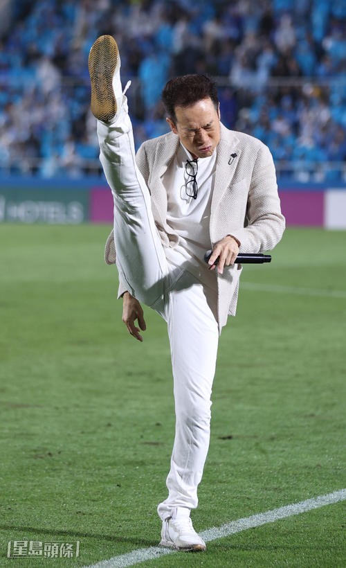 田原借其絕招超高踢腿大講鹹濕笑話騷擾山本。