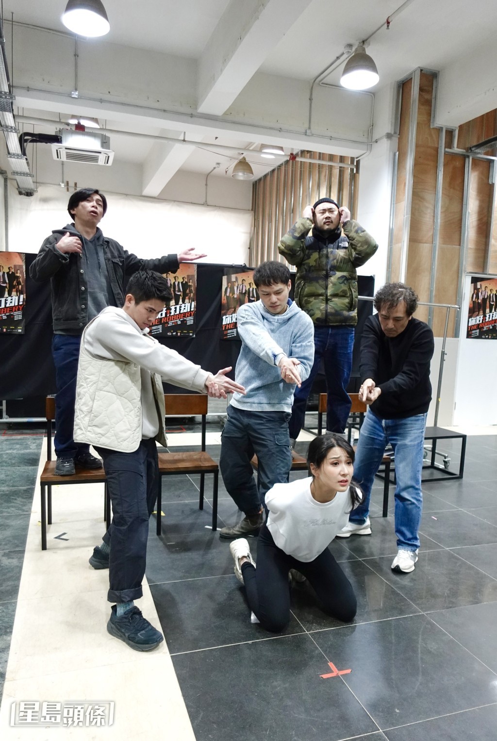 六位演員為舞台劇排練得如火如荼。