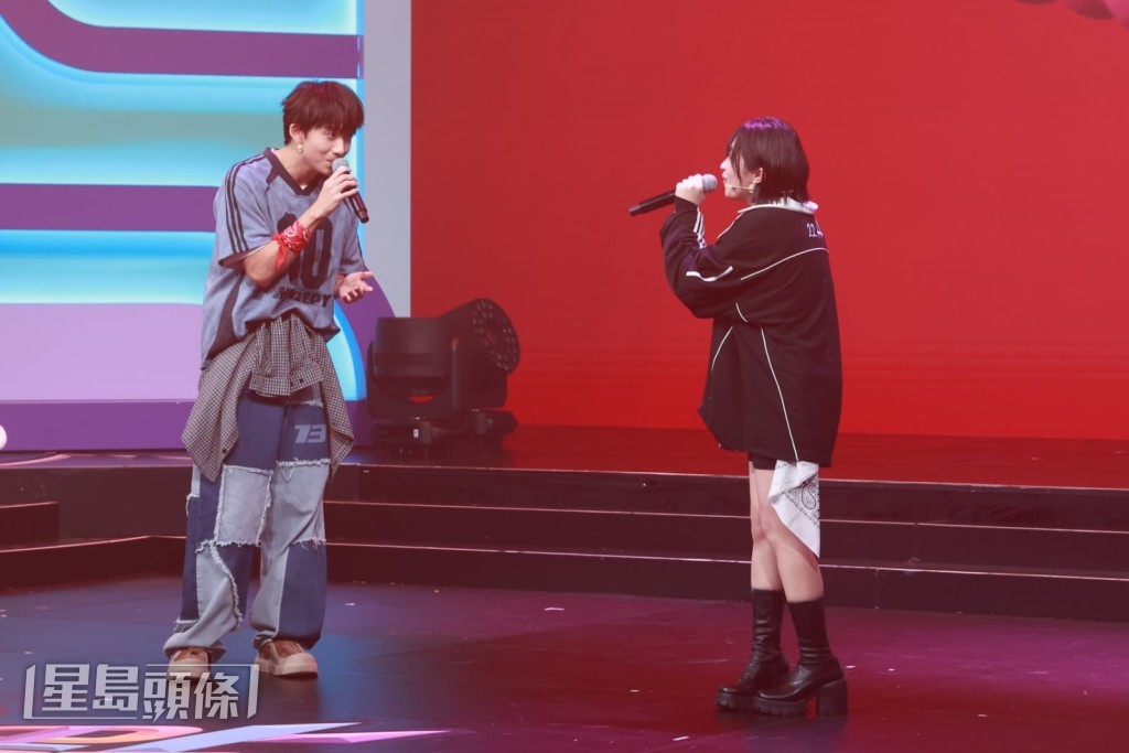 Sica 與羅子熙一起在東東面前作賽唱他的名曲《劃火柴》。