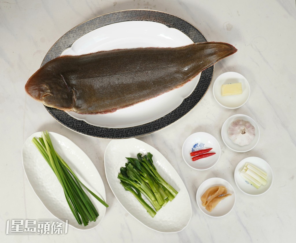 加入多種配料為魚肉提味。