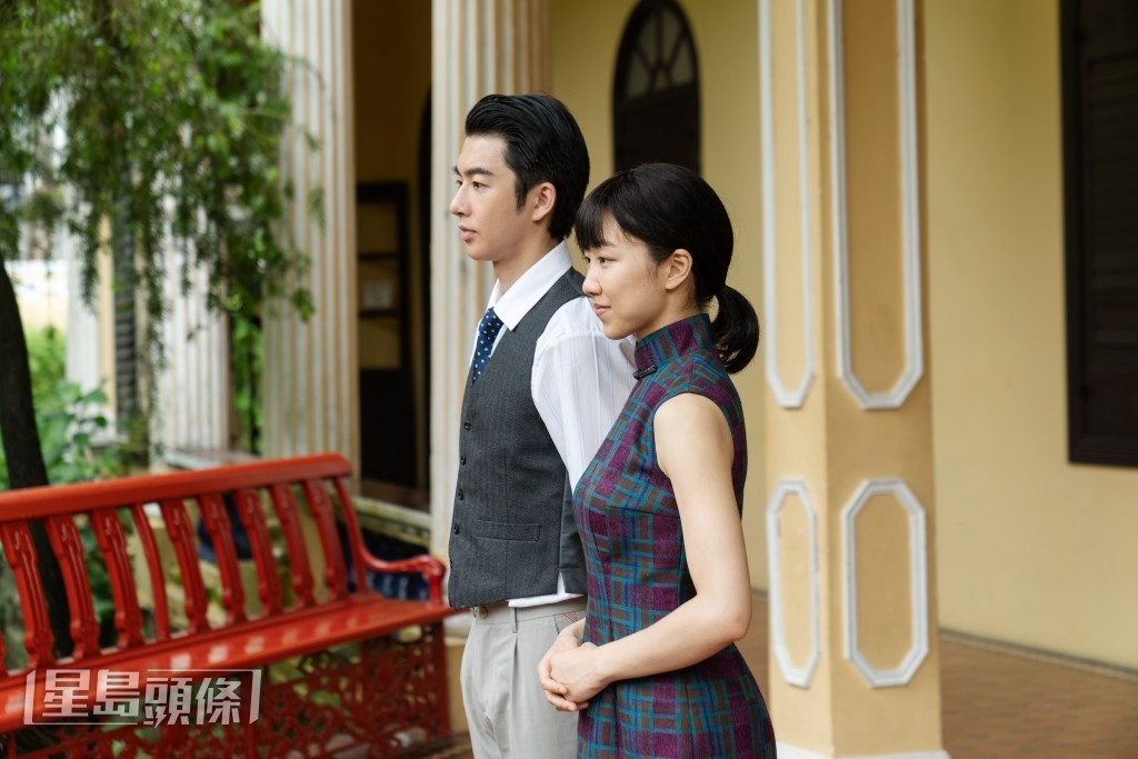 他们在戏中以年轻版嫲嫲与爷爷的身份谱恋曲。 他们在戏中以年轻版嫲嫲与爷爷的身份谱恋曲。