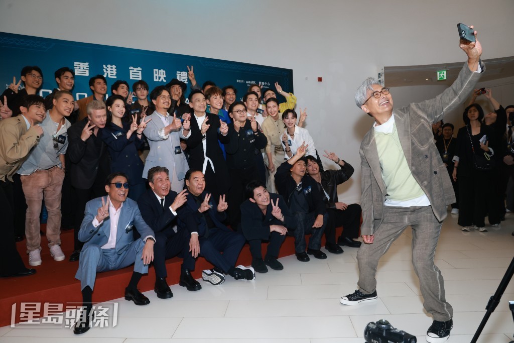 活動當日，老前輩發哥揸機與一班主演玩大合照。