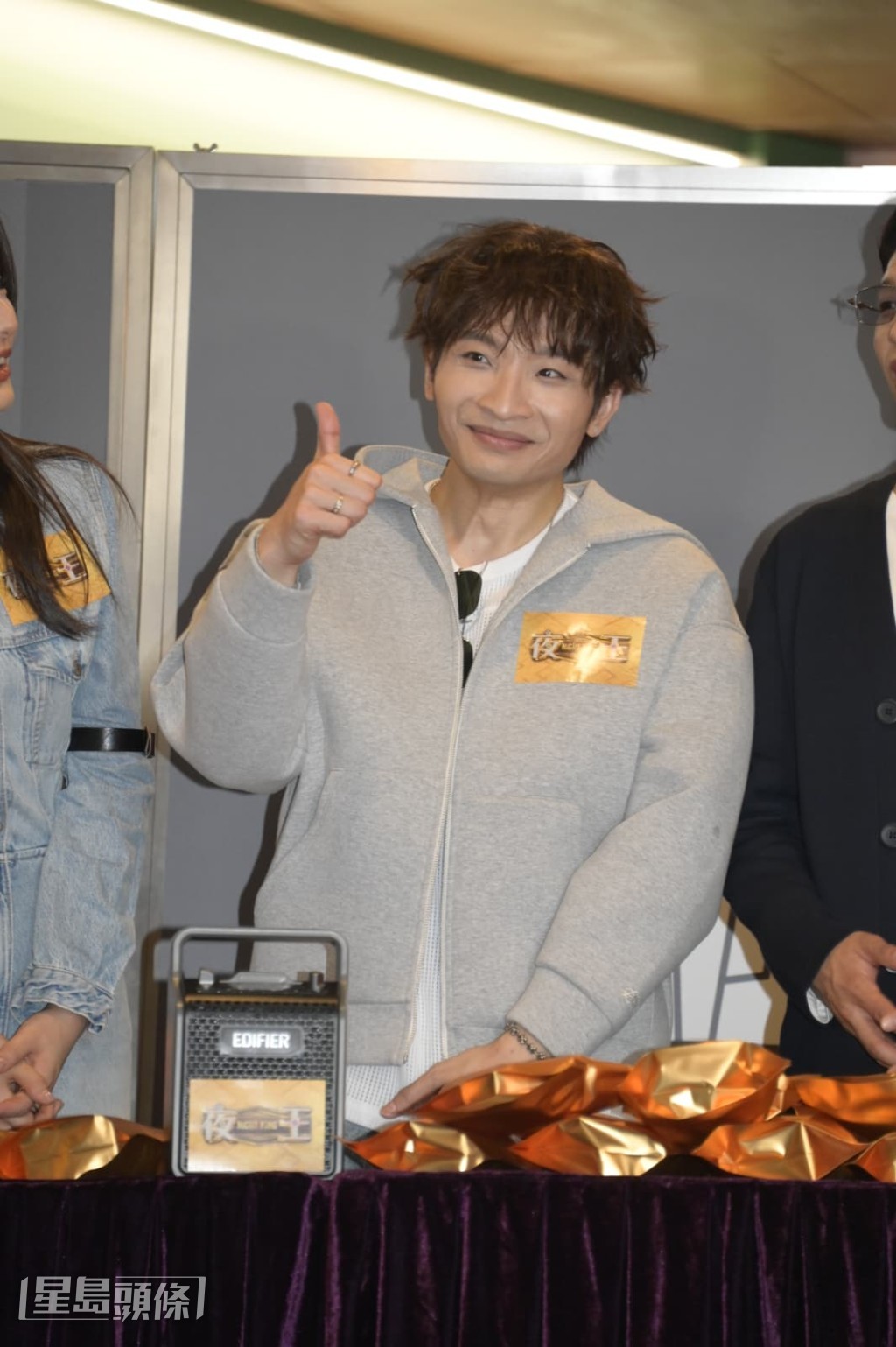 提到Dee連鼻哥窿都有戲，他笑指鼻窿的演技已練了30多年。