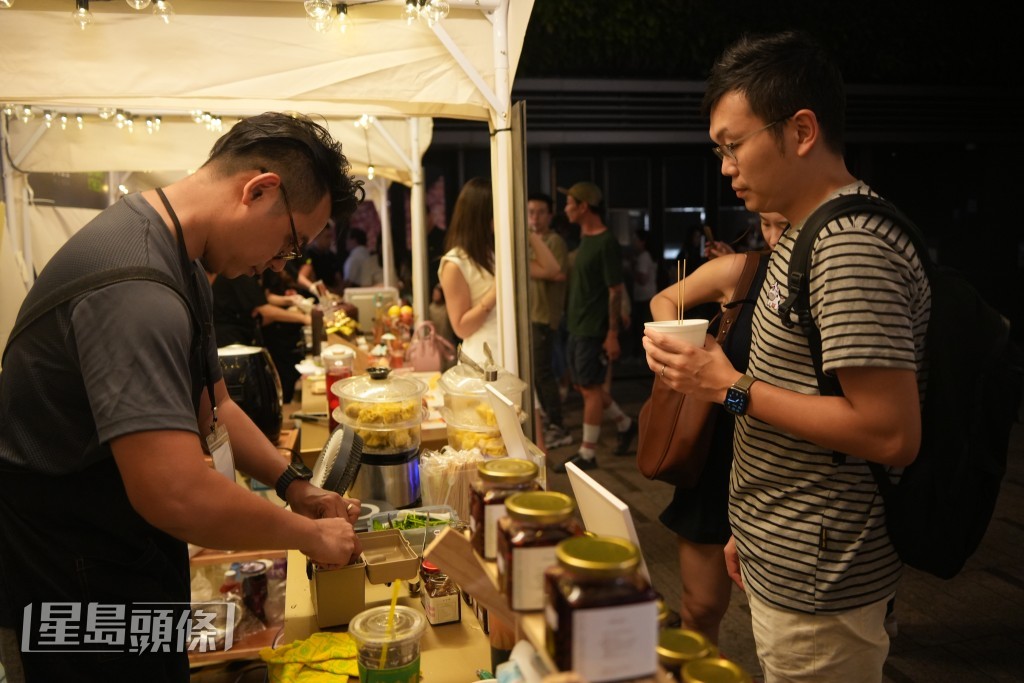 有摊位售卖小食及饮品。吴艳玲摄