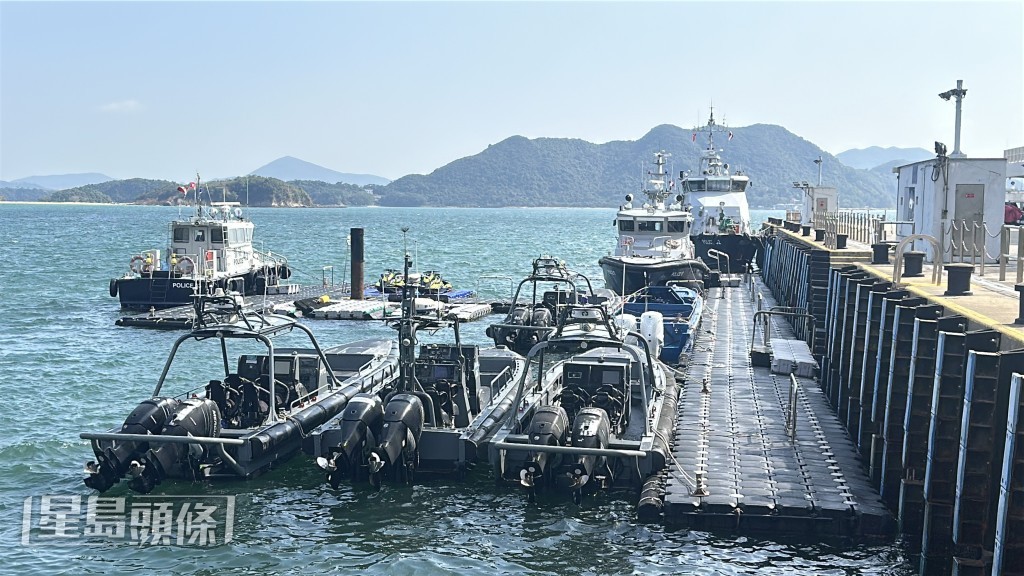 事主遺體運往西貢對面海水警基地。劉漢權攝 事主遺體運往西貢對面海水警基地。劉漢權攝