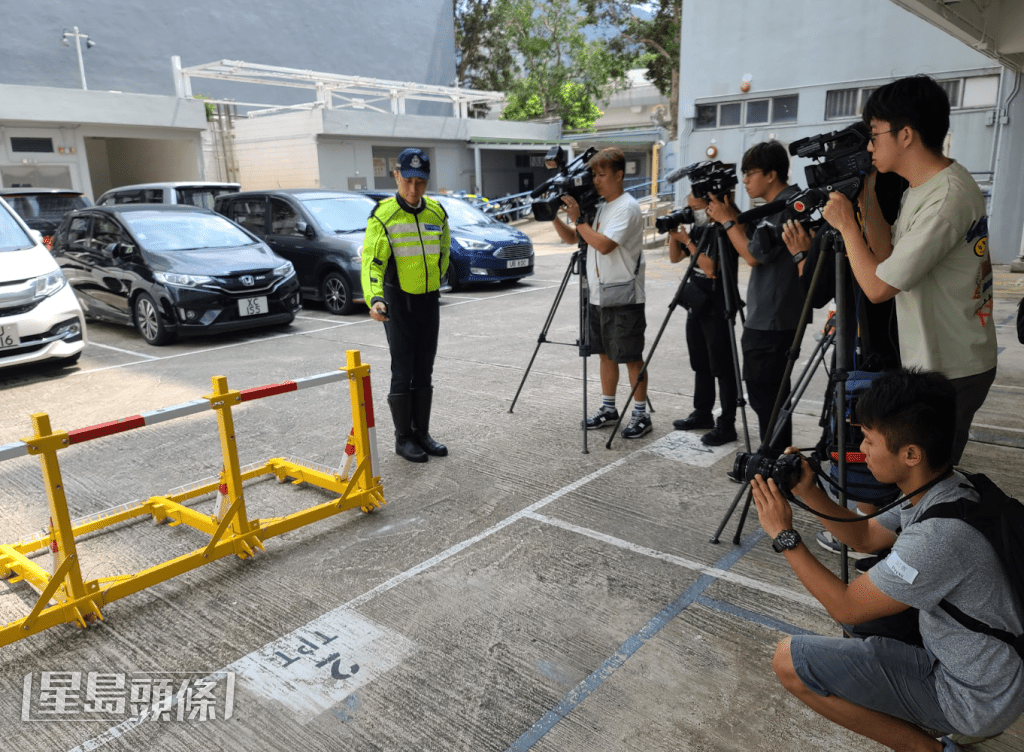 可攜式遙控移動阻車器有效阻截車輛。葉競科攝