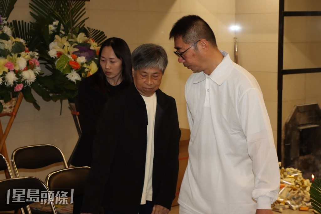 曹濟兒子曹國光（右）。