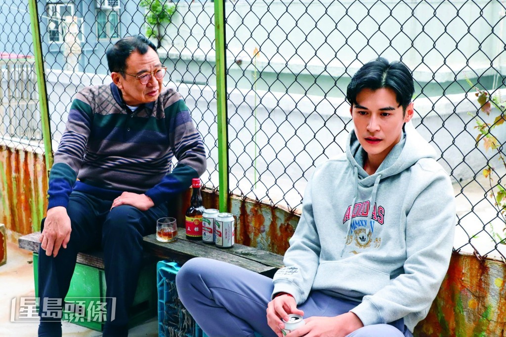 家樂與許紹雄飾演兩父子,劇中家樂為守護父親留下的麻雀館,獨自承受不少壓力與考驗。 家樂與許紹雄飾演兩父子,劇中家樂為守護父親留下的麻雀館,獨自承受不少壓力與考驗。