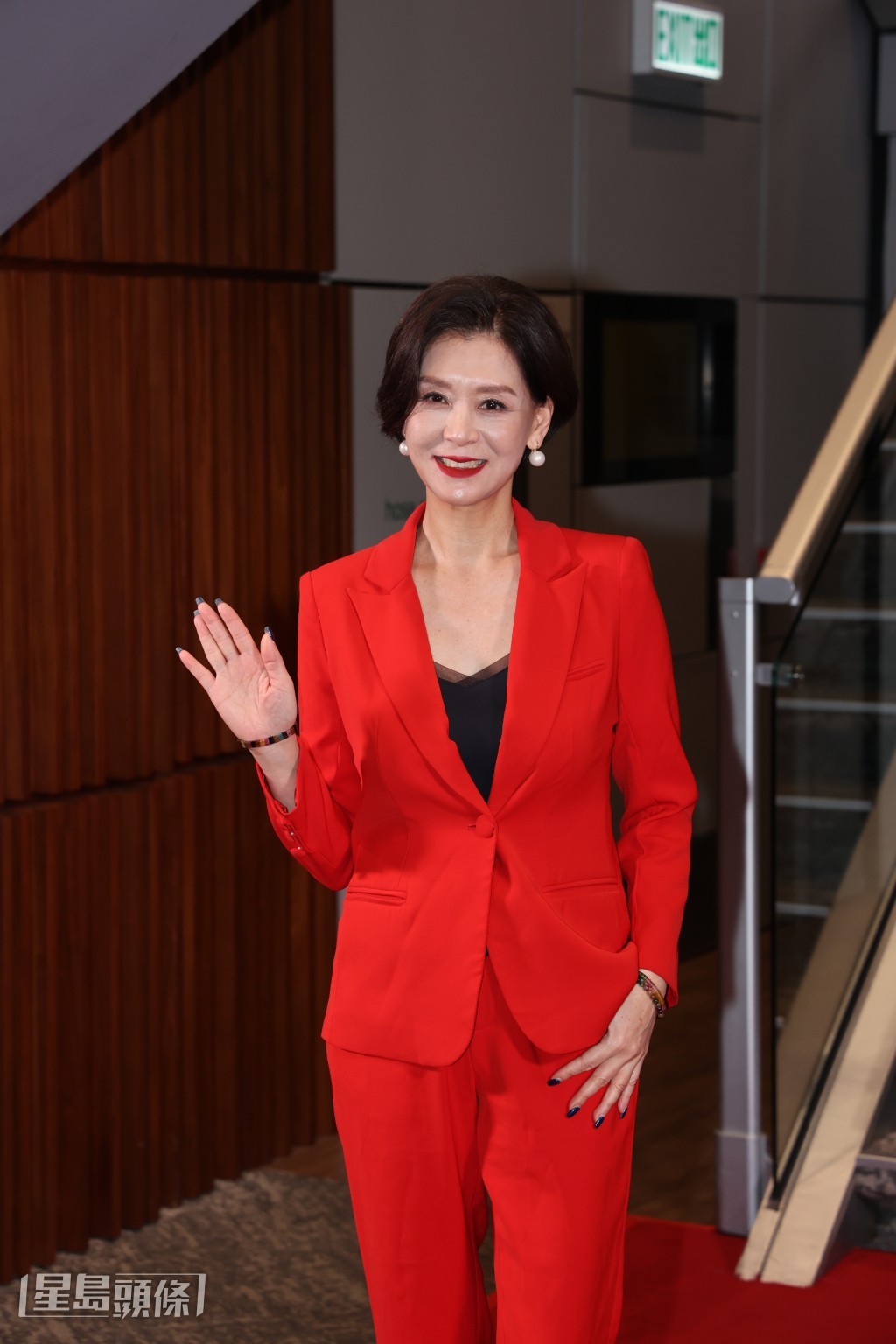 夏文汐穿得非常鮮艷。