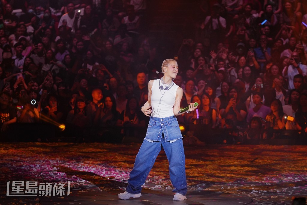 Sammi穿著白色小背心、牛仔褲配搭i 高級珠寶出場演唱新歌《盲盒》。