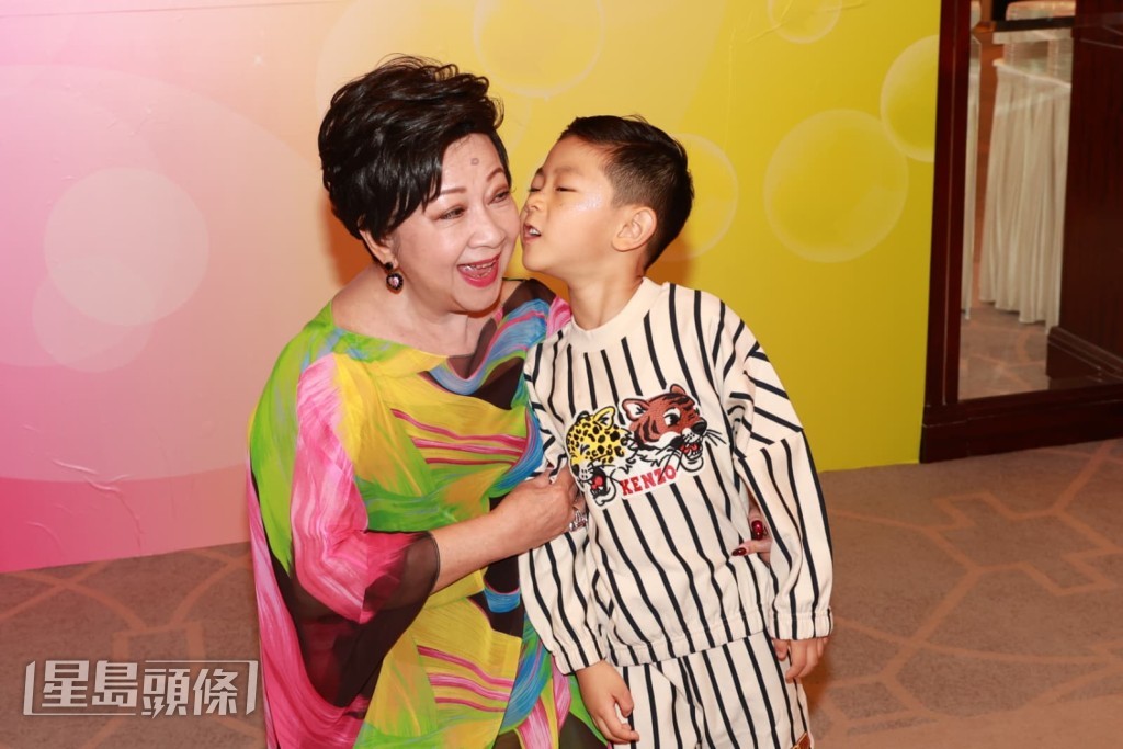 Julian不止懂多國語言，更識得打鼓、跳舞。